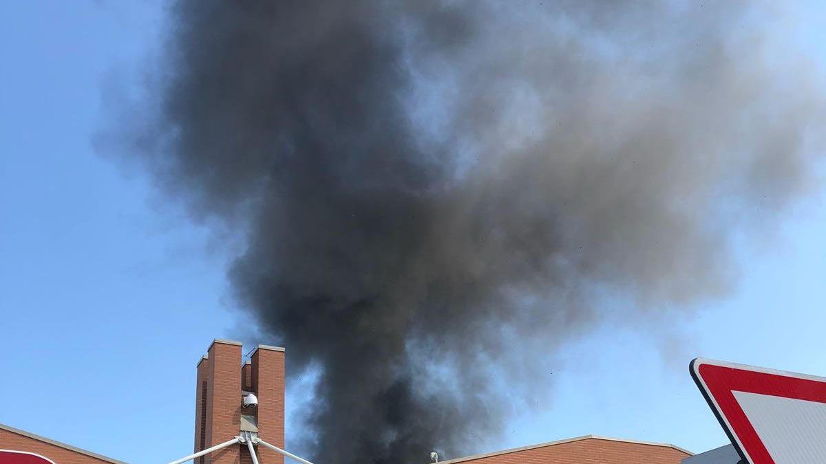 Fumo nero sopra Reggio Emilia, brucia il magazzino del Conad Le Vele