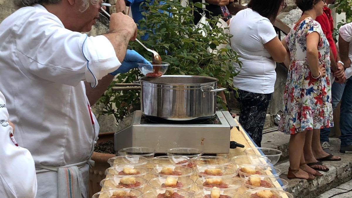 Lo chef Domenico Pichini del ristorante Tufo Allegro prepara ilsuo baccalà al chiostro di Palazzo Orsini