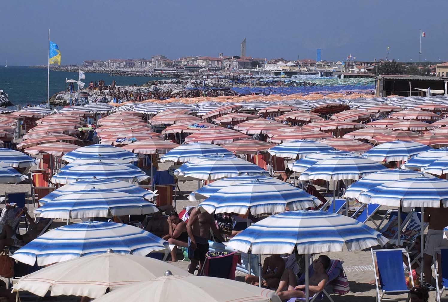 Bambina si perde in spiaggia: per ridarla al padre serve la polizia