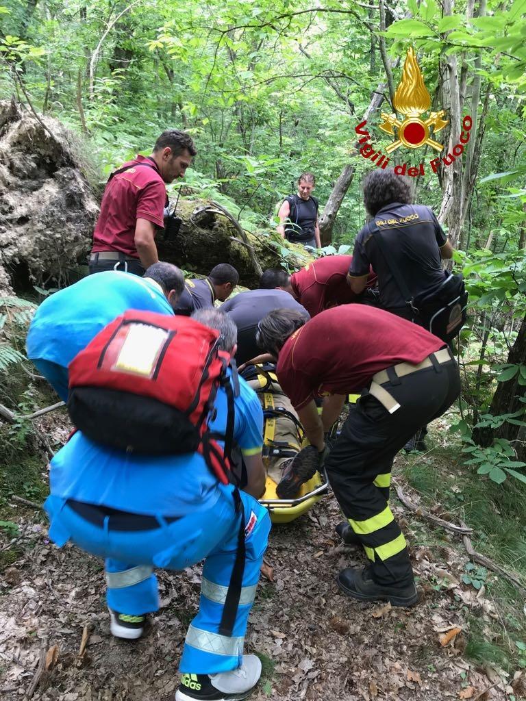 L'uomo ferito issato su una barella dai vigili del fuoco