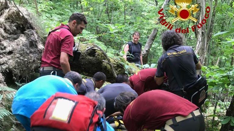 L'uomo ferito issato su una barella dai vigili del fuoco