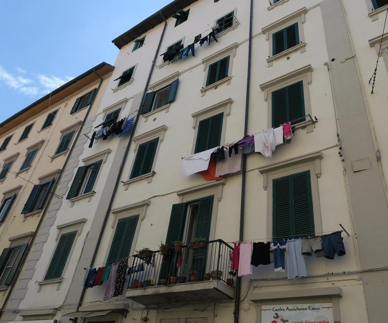 Multe in arrivo per i panni stesi ad asciugare alle finestre 