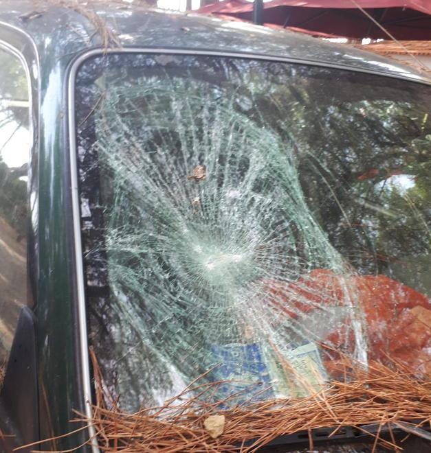 Una delle auto dei residenti trovate con il vetro rotto