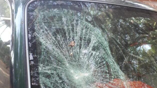 Una delle auto dei residenti trovate con il vetro rotto