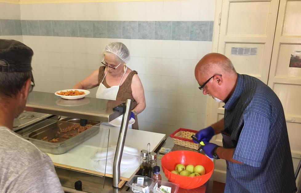 La cubana che aiuta i poveri alla mensa della Caritas 