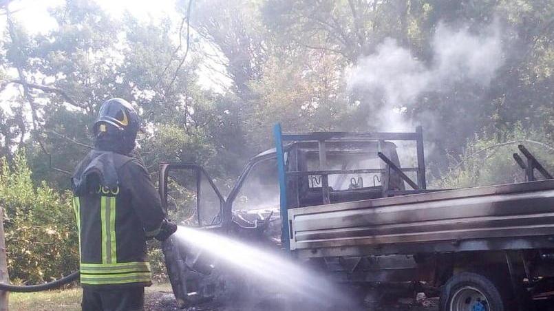 Furgone distrutto dalle fiamme