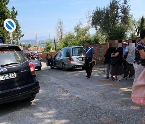 I carabinieri bloccano il funerale salma sequestrata al cimitero 