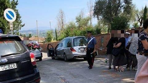 I carabinieri bloccano il funerale salma sequestrata al cimitero 