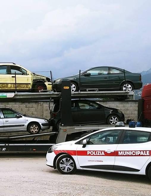 Automobili abbandonate, sedici carcasse rimosse maxi multa ai proprietari 