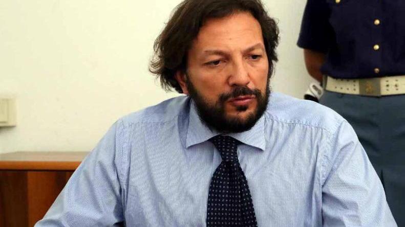 Non vogliono la droga Spacciatore si arrabbia e picchia adolescenti