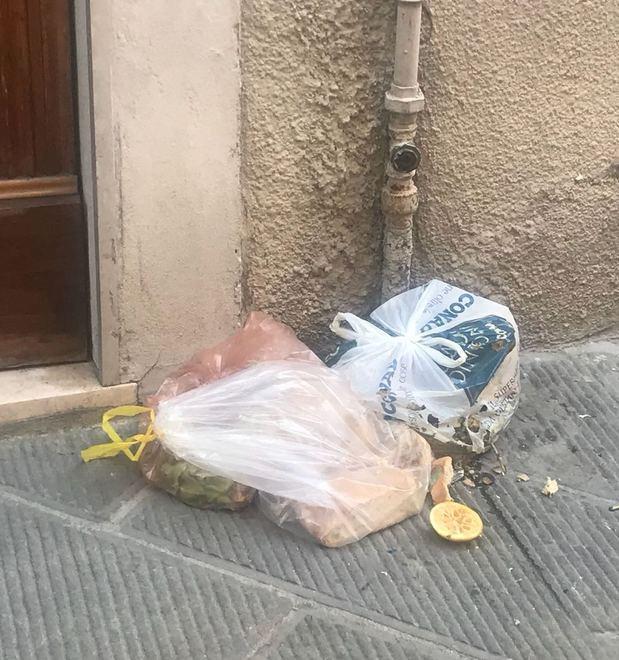 Sacchi dell’organico ancora da raccogliere a metà mattinata 