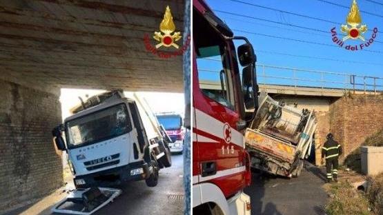 Camion Rea incastrato nel sottopasso