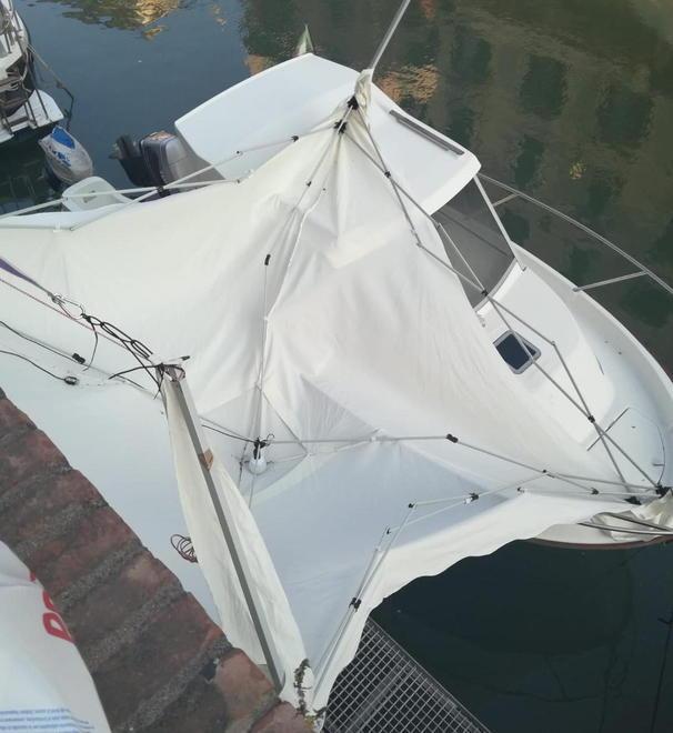 Vandalizzati due gazebo uno viene lanciato nei fossi 