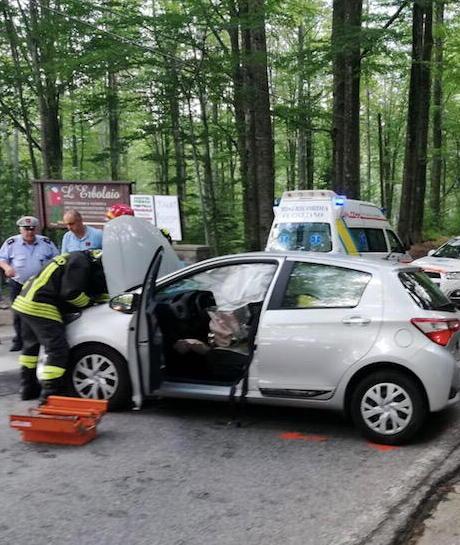 Gravi marito e moglie in auto contro un muro