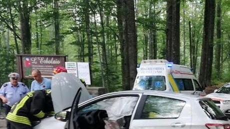 Gravi marito e moglie in auto contro un muro