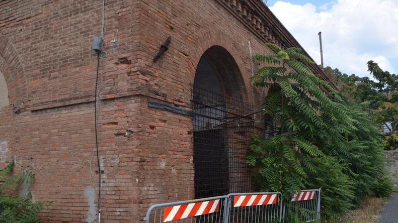 Le stalle del Castello ormai abbandonate e aperte ai vandali