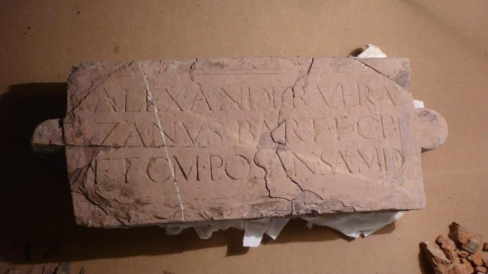 «Il Comune faccia un’opera buona, la lapide del Cinquecento va restaurata»