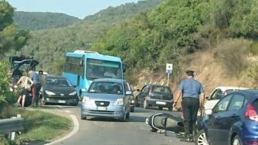 Scooter contro un’auto, frattura a una gamba per un turista di Modena