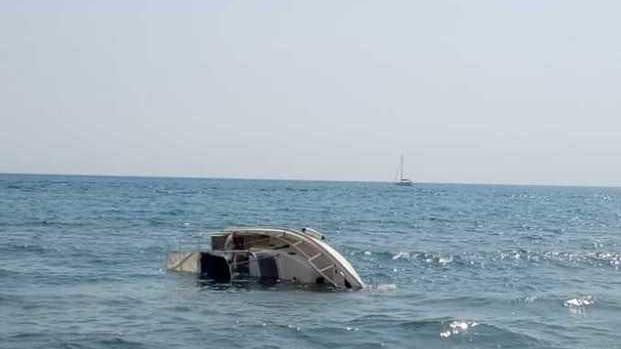 Barca va a fondo con un bimbo a bordo Salvate due famiglie