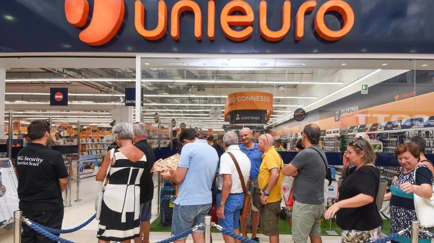 “Assalto” all’Unieuro, tutti in fila per gli sconti