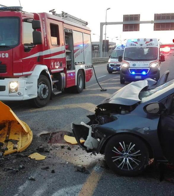 Auto contro guardrail, 2 feriti