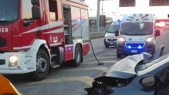 Auto contro guardrail, 2 feriti