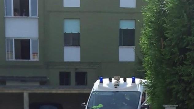 Lava i vetri del condominio e cade da 5 metri