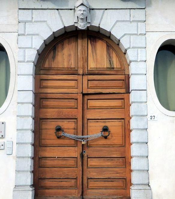 Il portone si è rotto Biblioteca “incatenata”