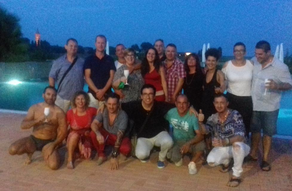 Si ritrovano dopo anni per una cena e tanti ricordi