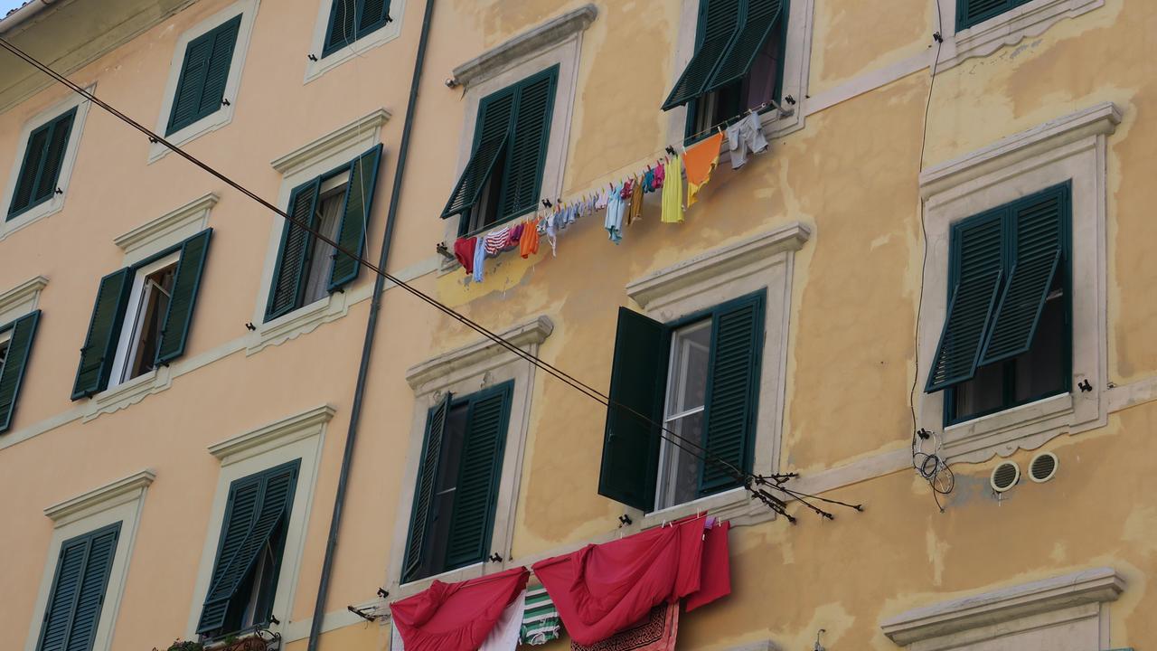 Il fascino ma anche l’invadenza della vita domestica appesa a un filo