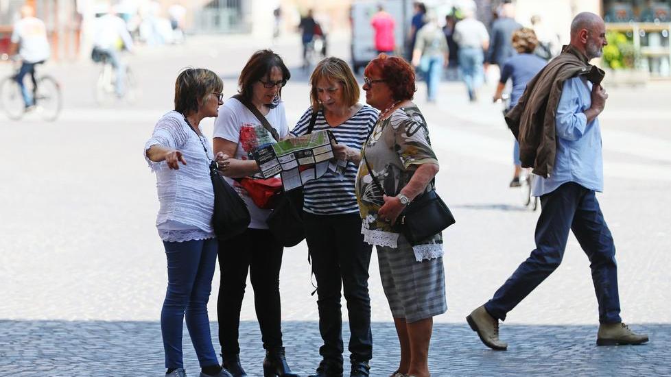Giro di vite sugli affittacamere irregolari, primi controlli della Polizia commerciale