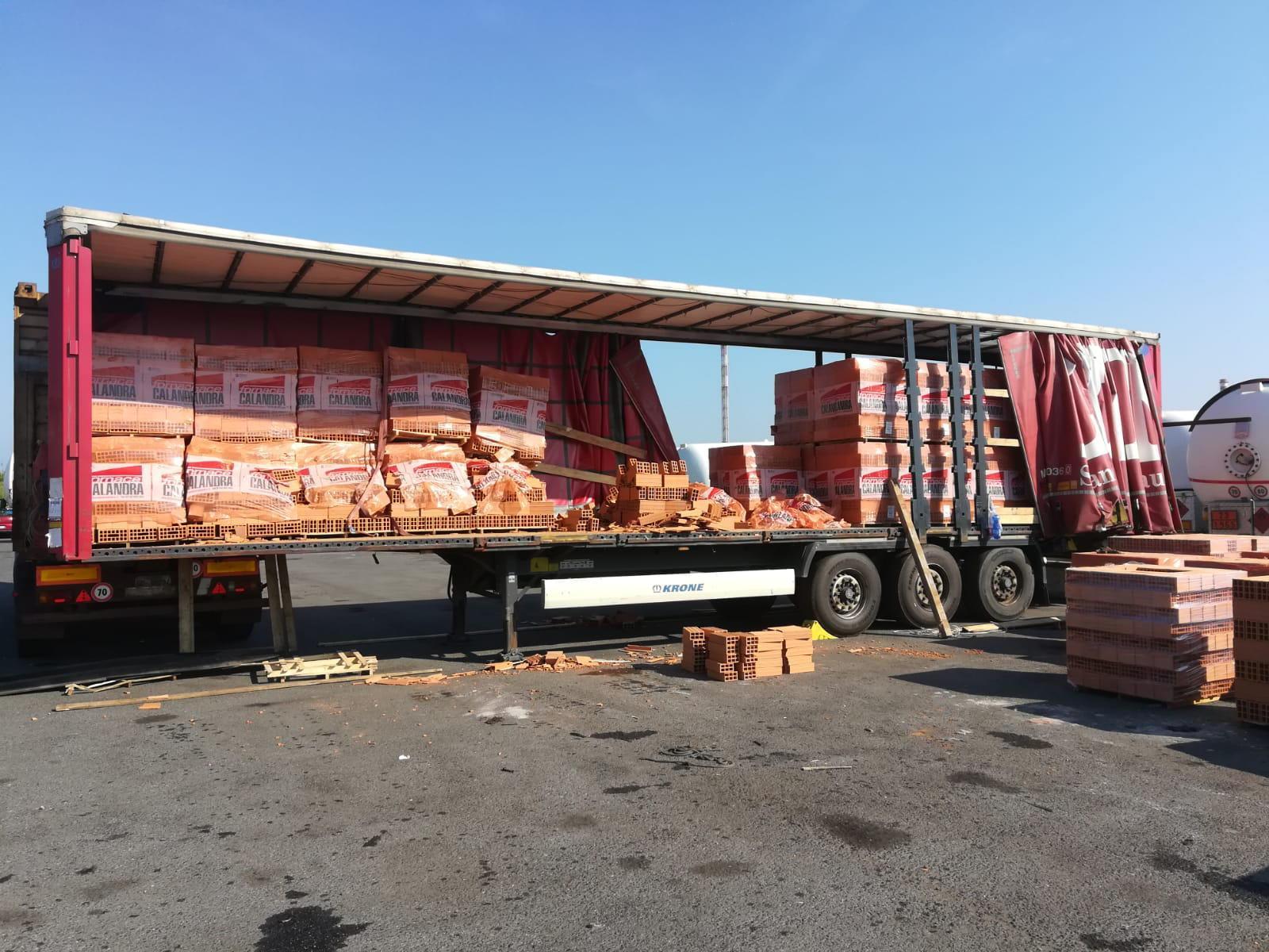 Camion fa una manovra azzardata e perde il carico di mattoni