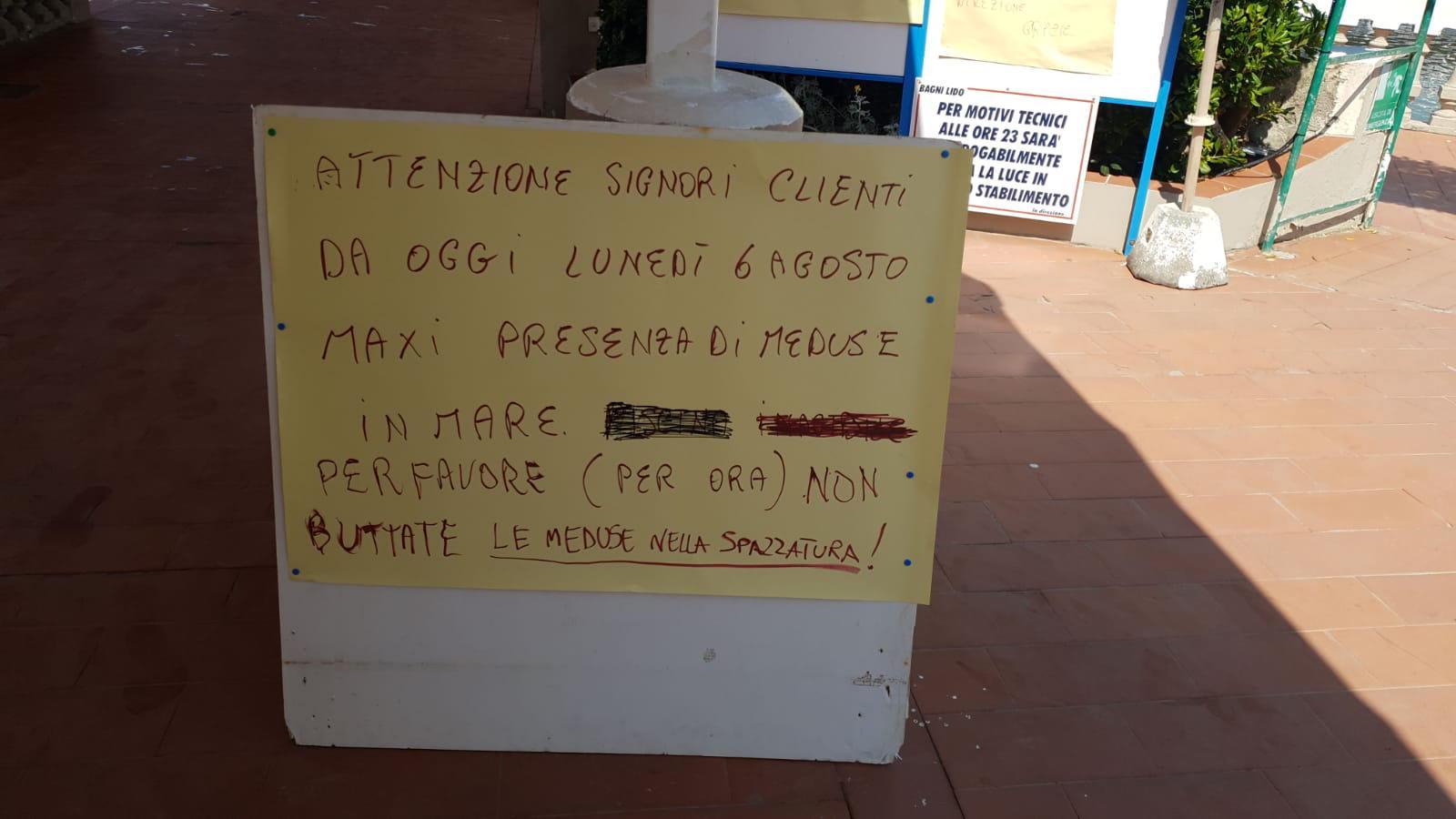 Il cartello all'ingresso dei bagni Lido