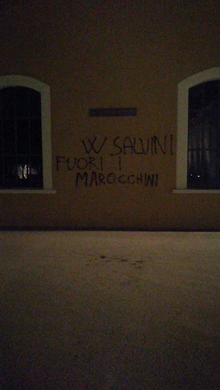 La scritta comparsa sul muro della Lazzerini