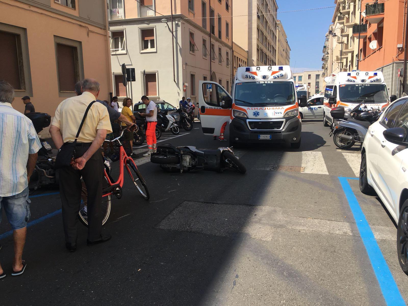 Scontro frontale tra due scooter in centro