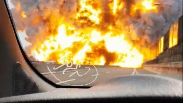 Esplosione a Bologna: due morti e 84 feriti. Crolla il ponte sulla via Emilia, chiuse autostrada e tangenziale