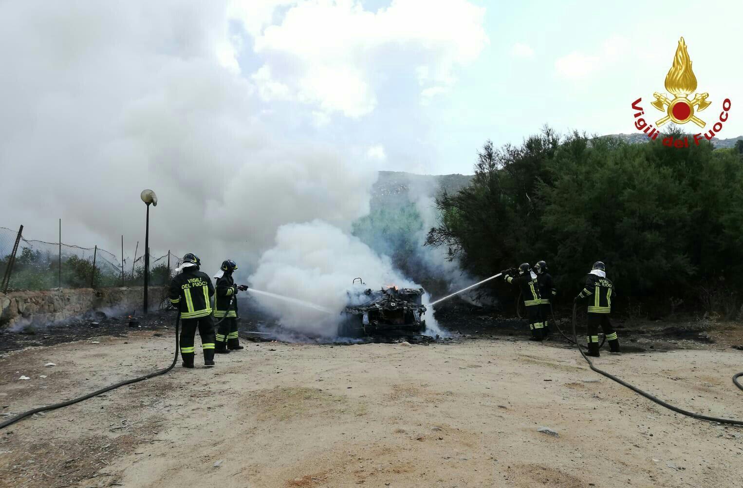 Incendio distrugge un camper a Solanas, in salvo gli occupanti