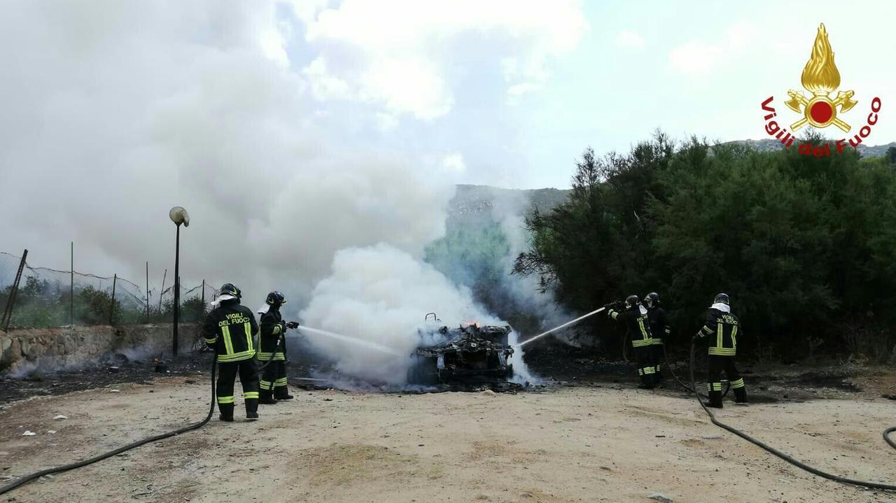 Incendio distrugge un camper a Solanas, in salvo gli occupanti