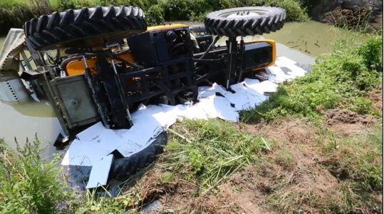 Trattore si ribalta in un canale, interviene la Bonifica