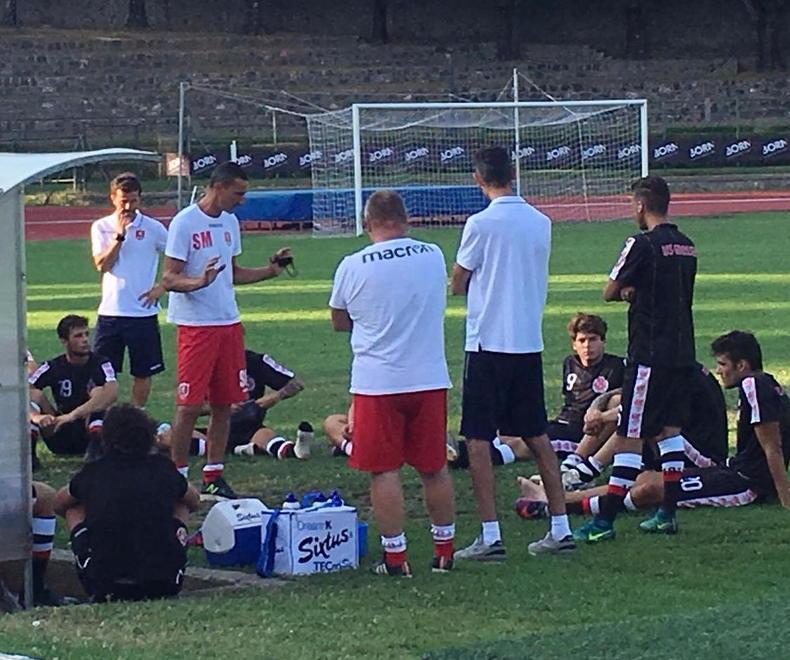 Mister Miano a colloquio con i giocatori al termine della partita