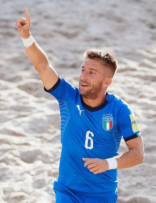 Simone Marinai esulta dopo avere segnato il gol del momentaneo due a zero