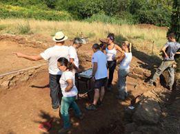 Lorenzo Benini insieme agli archeologi sull'area ricerca uno alla Porcareccia 
