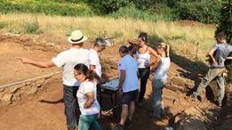 Lorenzo Benini insieme agli archeologi sull'area ricerca uno alla Porcareccia