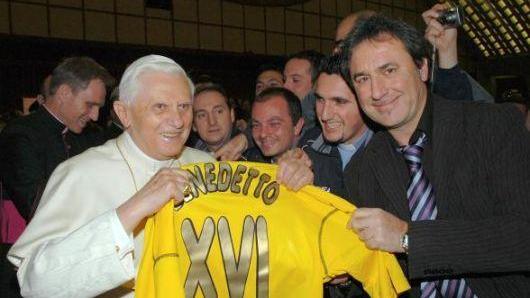 Moreno Buccianti dona a papa Benedetto XVI la maglia della sua "S eleçao" (Foto d'archivio)