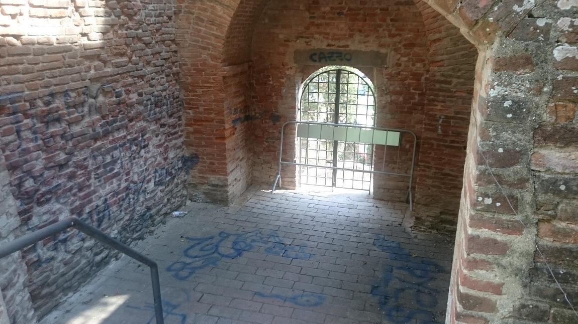 Una delle torri nel parco Corsini con le scritte (foto d'archivio)