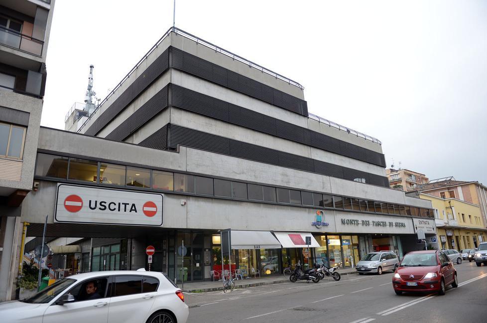 Modena, i vicini del Garage Ferrari: «Ma quale dono Il Comune non può acquisirlo. È abusivo» 