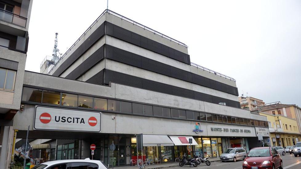 Modena, i vicini del Garage Ferrari: «Ma quale dono Il Comune non può acquisirlo. È abusivo»