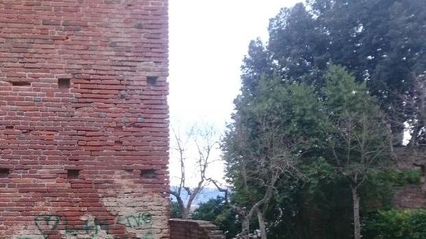 Torri medievali come “palestra” per graffitari e vandali