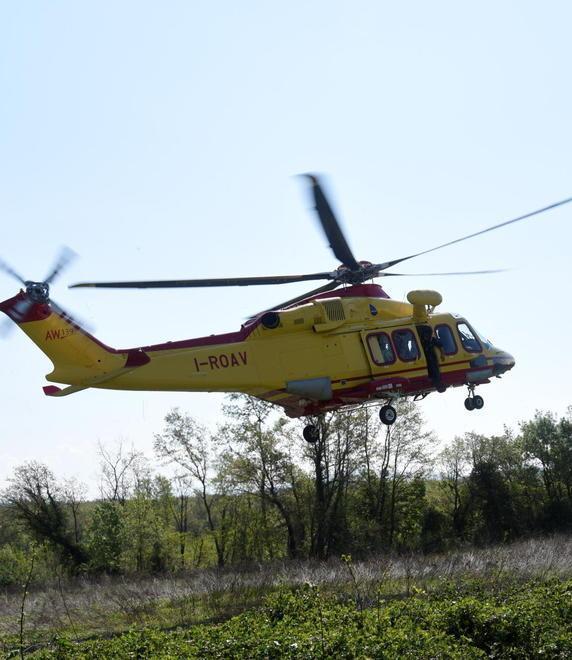 In moto contro un’auto resta ferito un 21enne soccorso con il Pegaso 