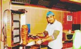 I kebab non possono aprire, però “via delle mutande” resta... 